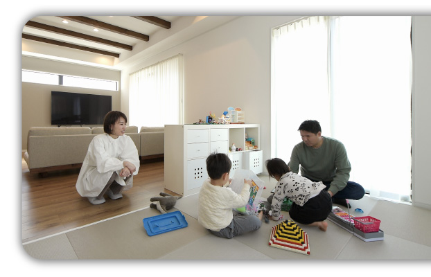 リビングとフラットにつながる畳スペースは子どもたちお気に入りの遊び場