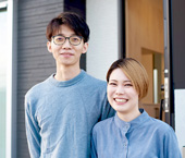 吹き抜けが中心にあるシンプルモダンな邸