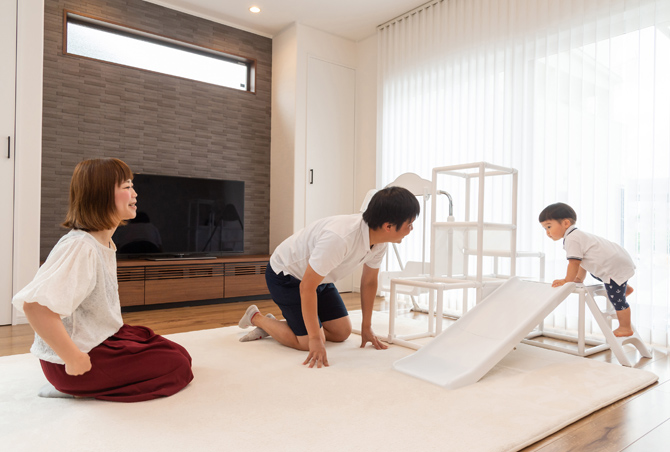 高い壁を生かしたバーチカルブラインド（縦型ブラインド）はご主人たっての希望で採用されたそう