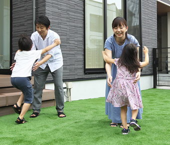 家族がつながる明るくのびやかな邸