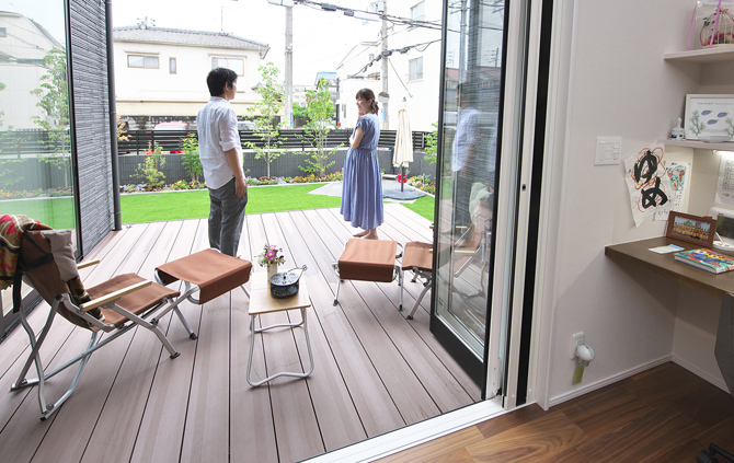 ダイニングの窓は全面開口でき、ウッドデッキへとつながっています。天気の良い休日は外で朝ごはんやランチを食べるそう