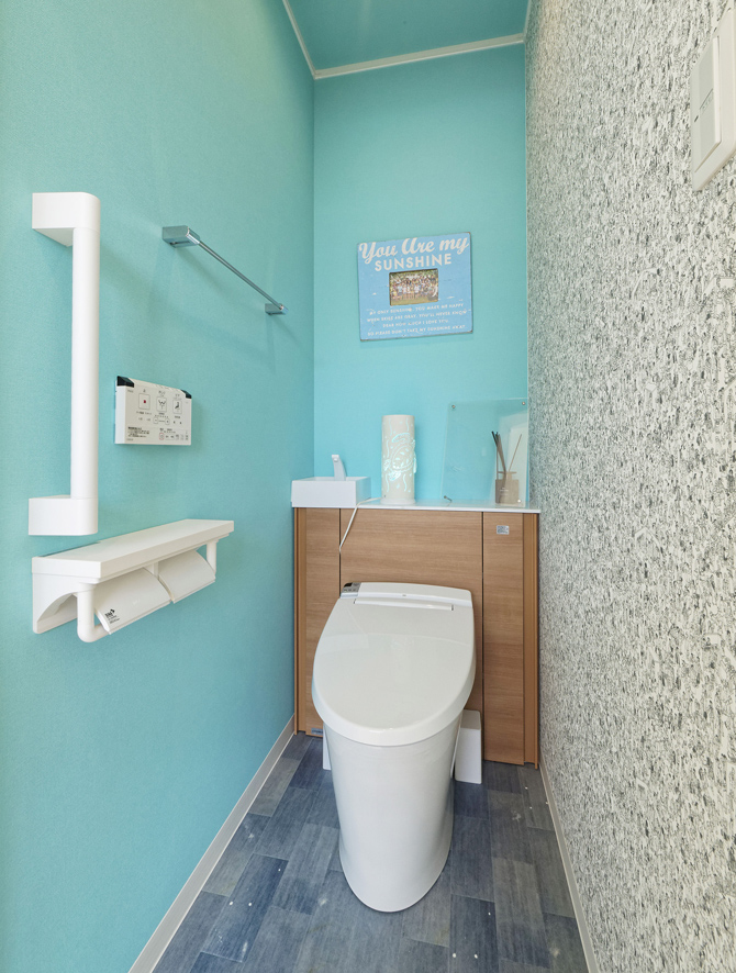 2階のトイレは空と海を思わせるハワイアンテイスト