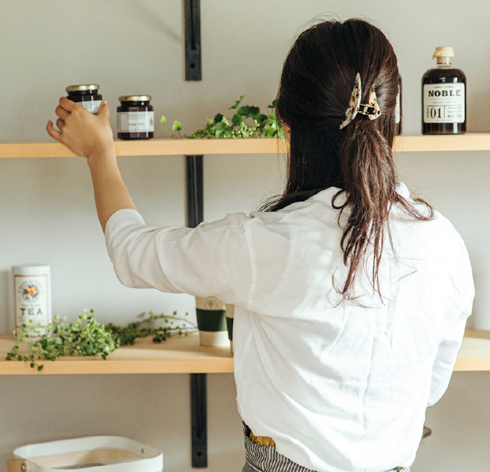 カップや食器はオープン収納で