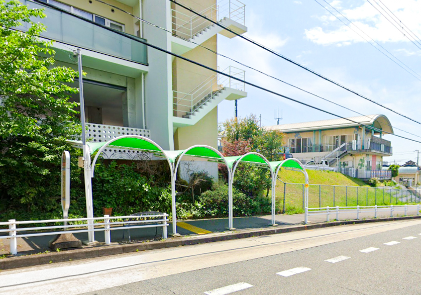 神戸市営バス「みかたプラザ」バス停（約170ｍ）