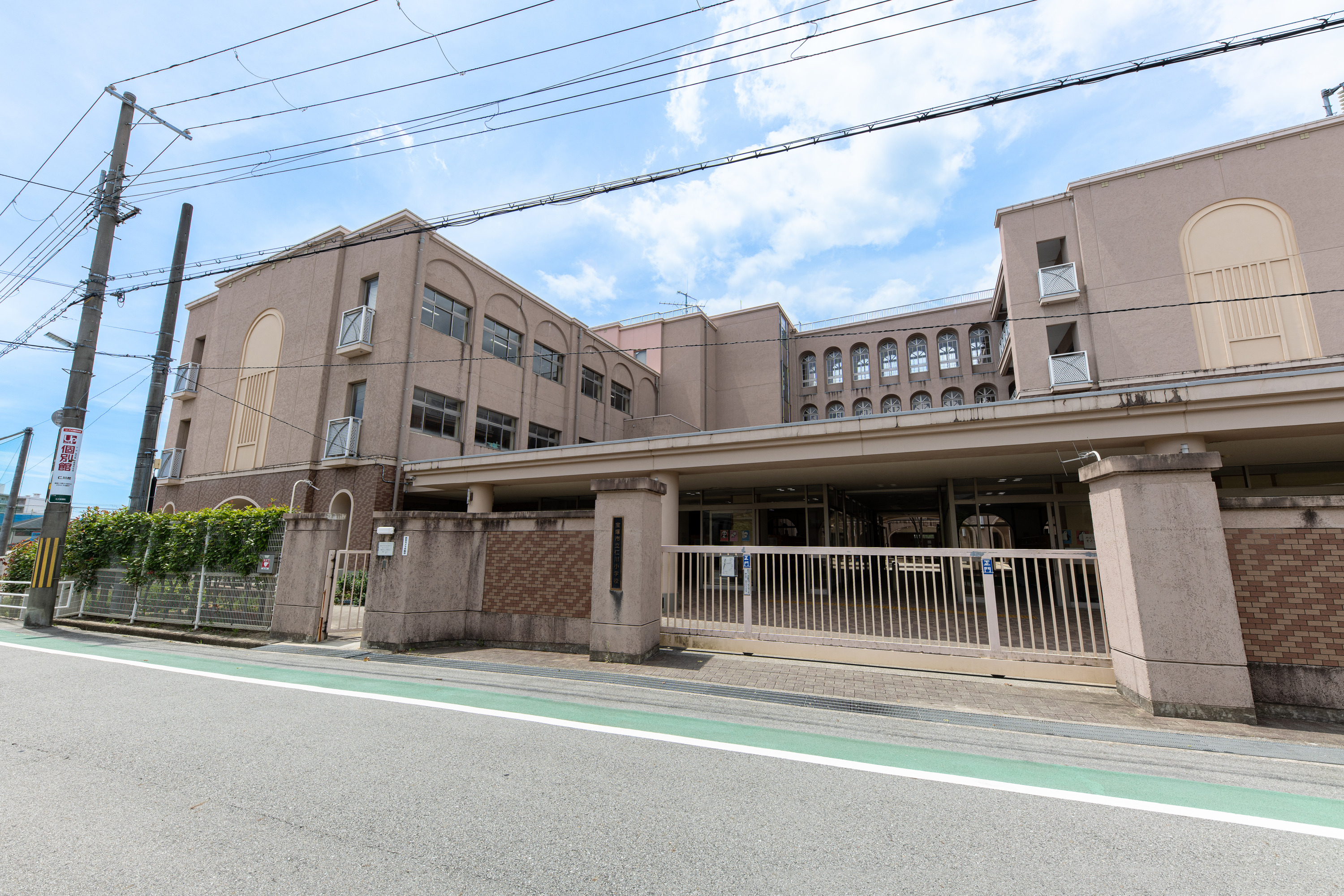 仁川小学校（約300m）