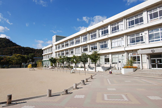 八幡小学校　徒歩約９分