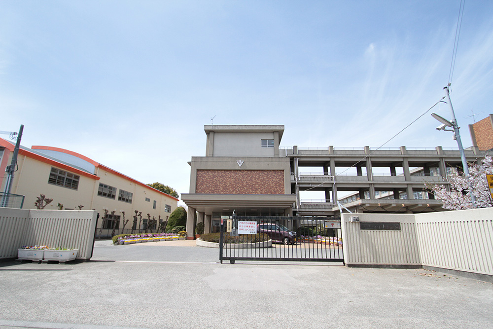 氷丘南小学校まで徒歩約6分(450ｍ)