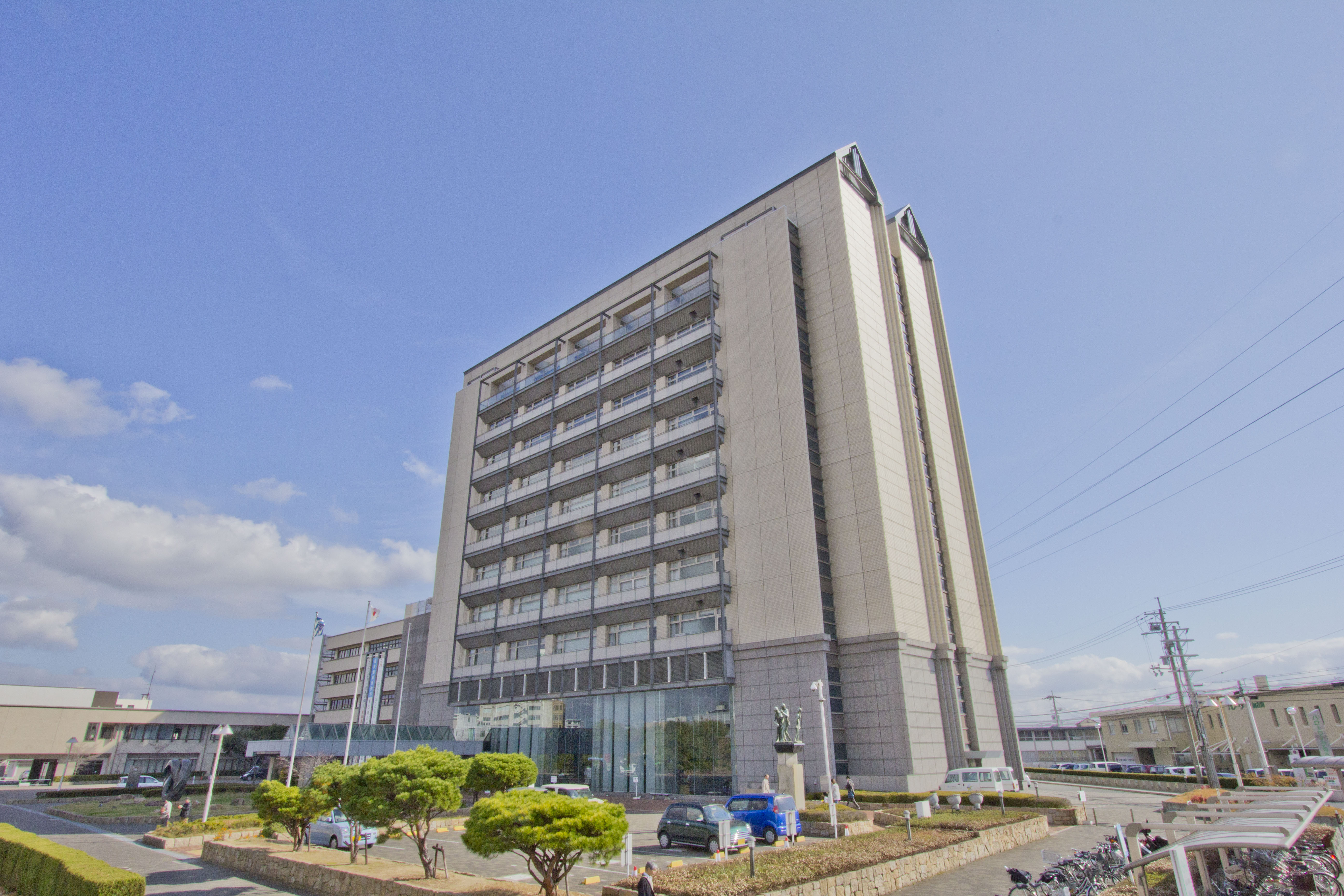 加古川市役所・・・徒歩約9分(650～700ｍ)