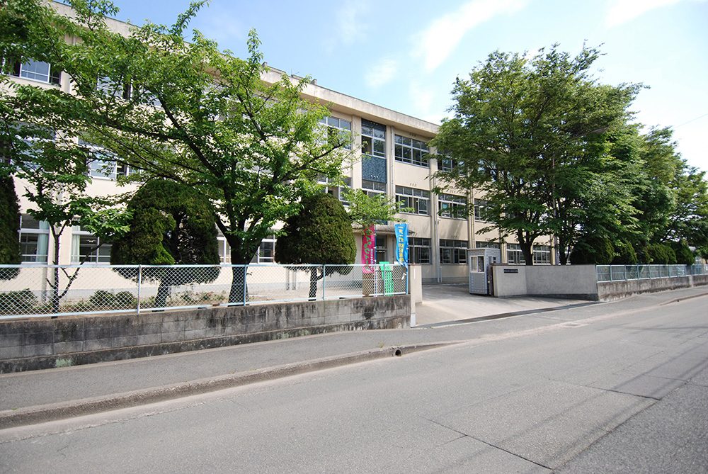 鳩里小学校・・・徒歩約20分(1600ｍ)