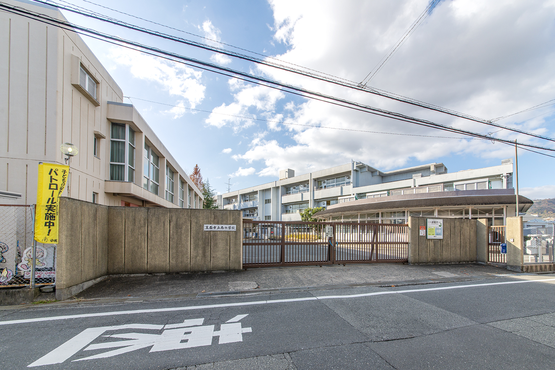 南小学校（約500m）