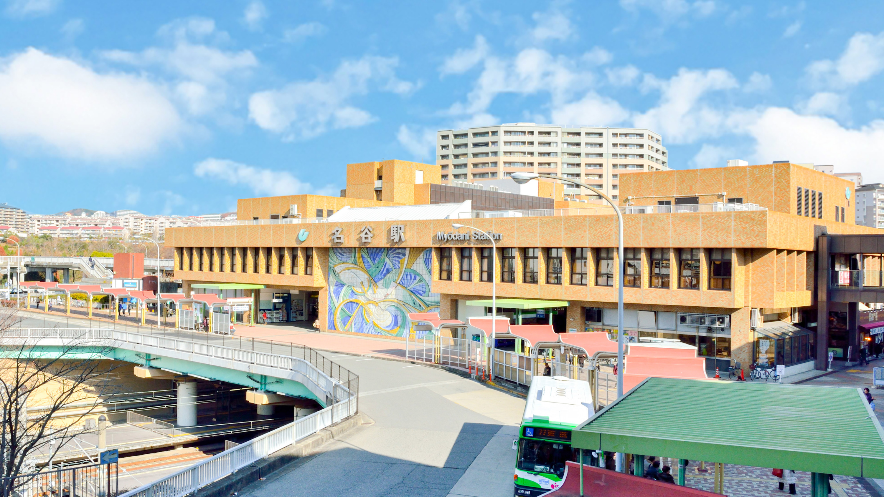 神戸市営地下鉄西神・山手線「名谷」駅（約2100～2115m）