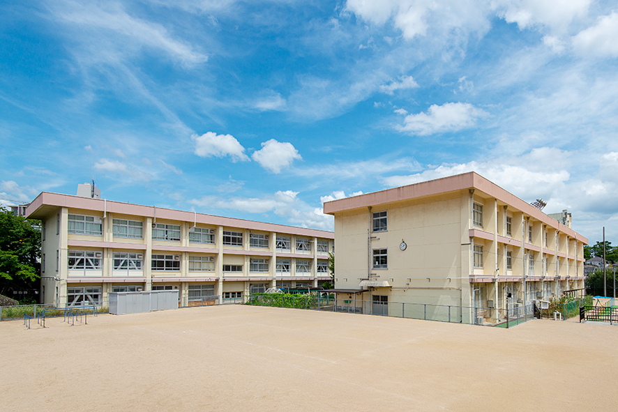 多聞台小学校（約320～405m）