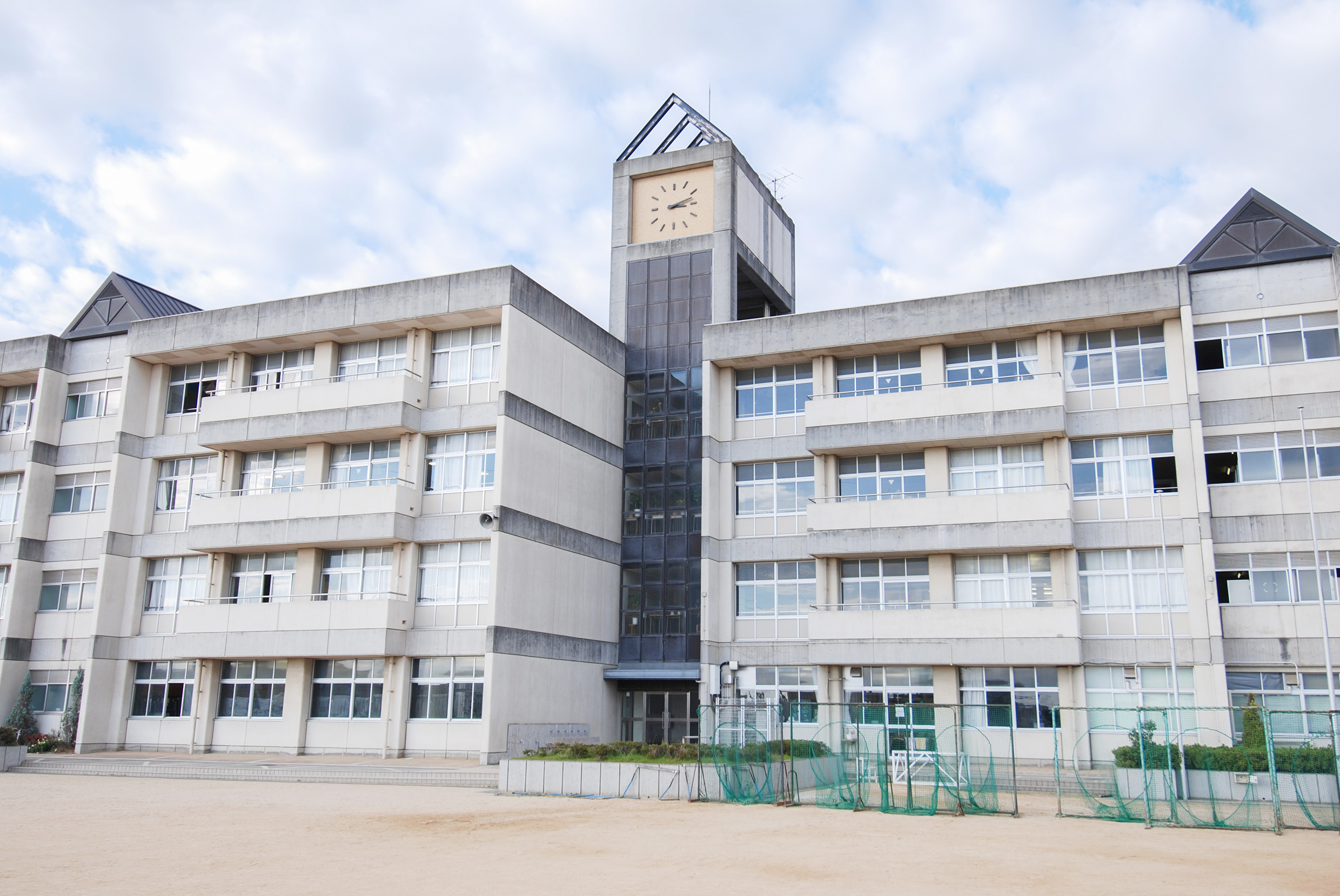 大津中学校・・・徒歩約15分(1200ｍ)
