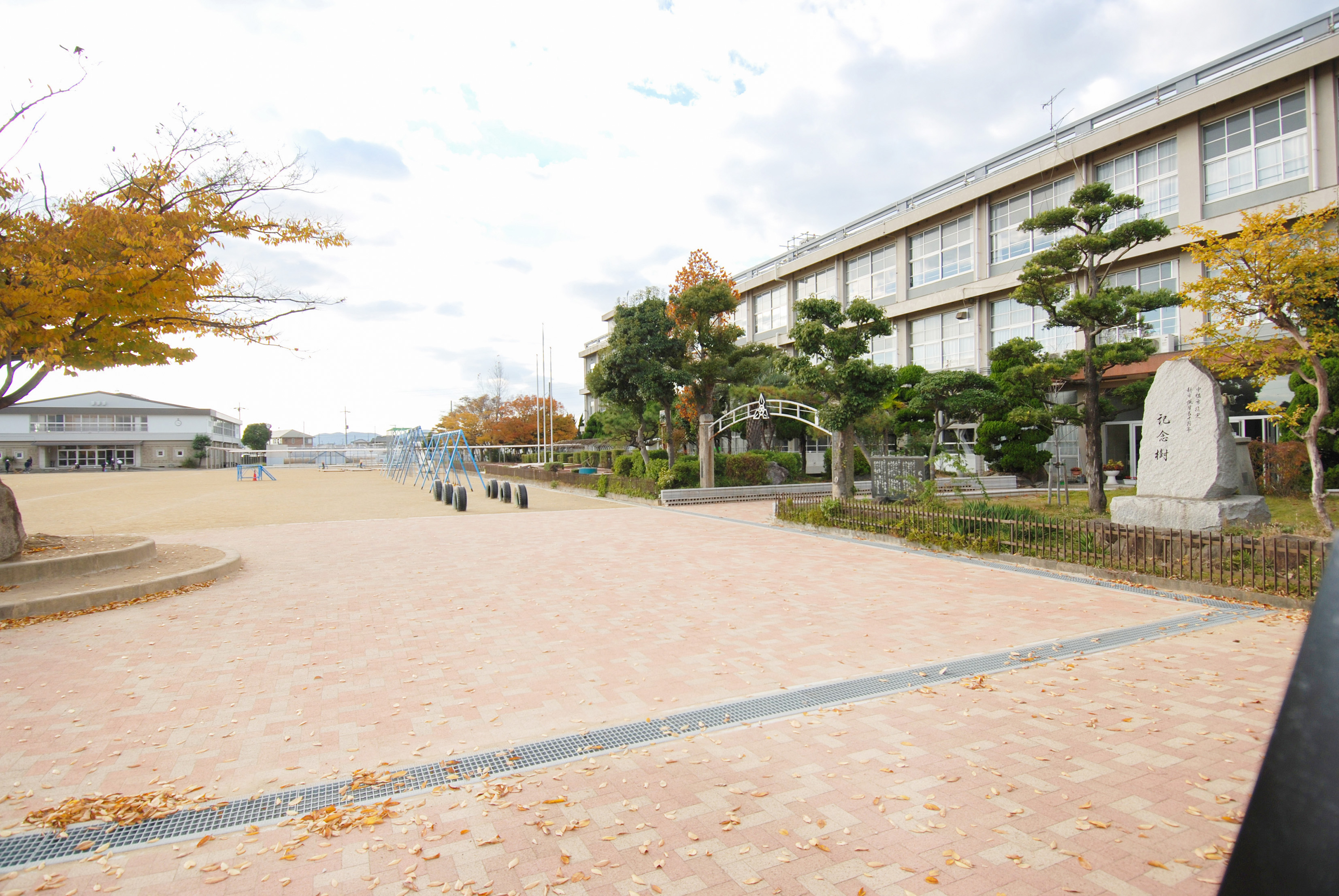 大津小学校・・・徒歩約14分(1100ｍ)