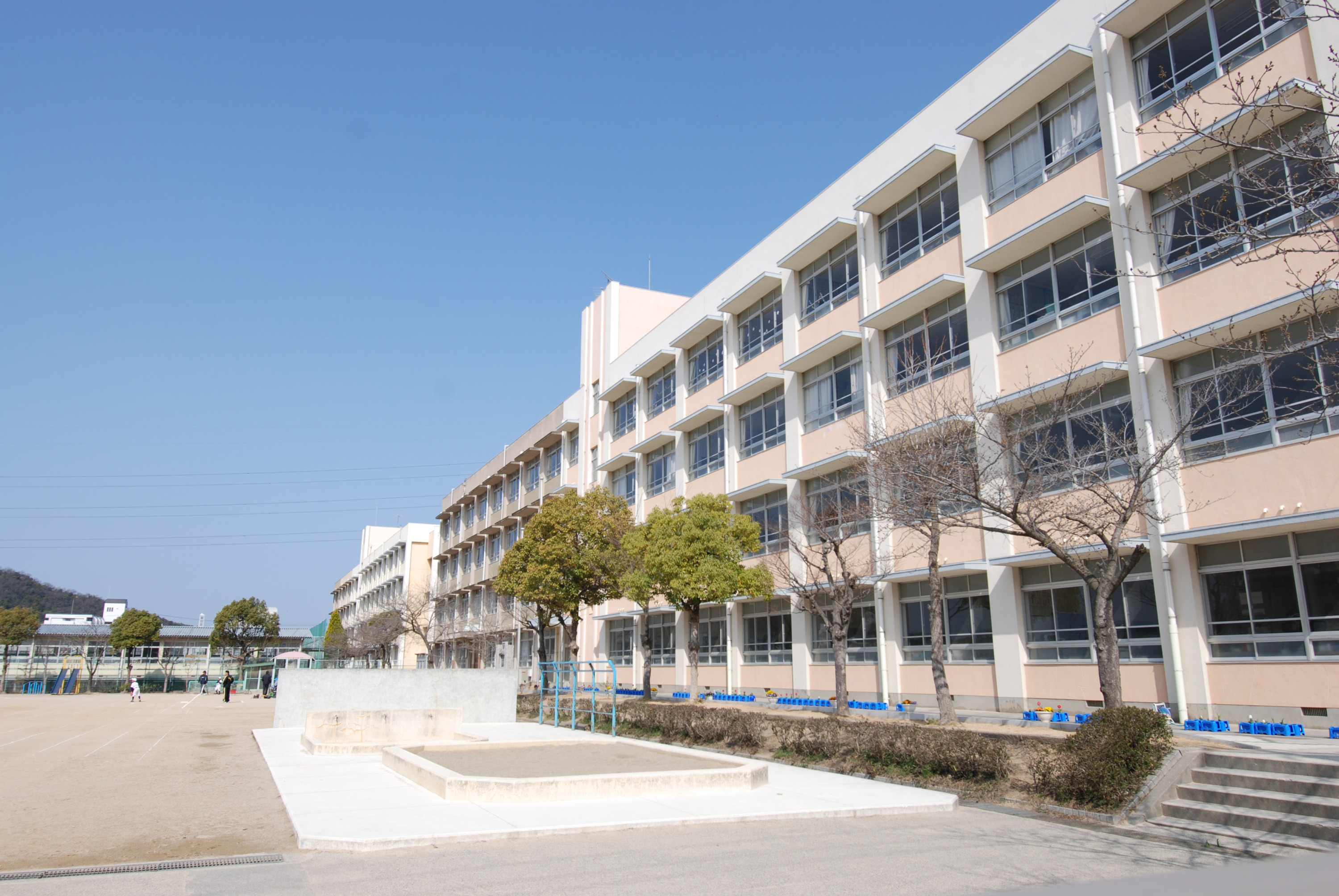 安室中学校　徒歩約13～14分