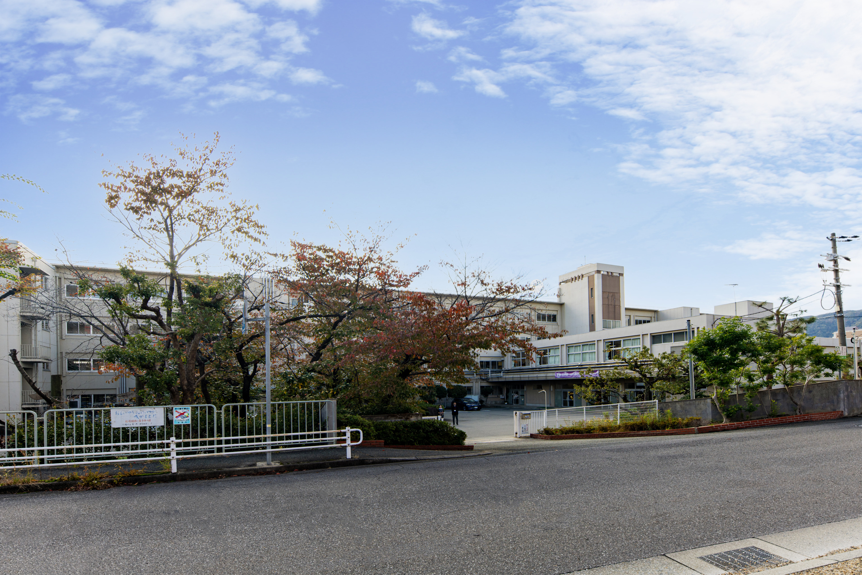宝塚中学校（約1700ｍ）