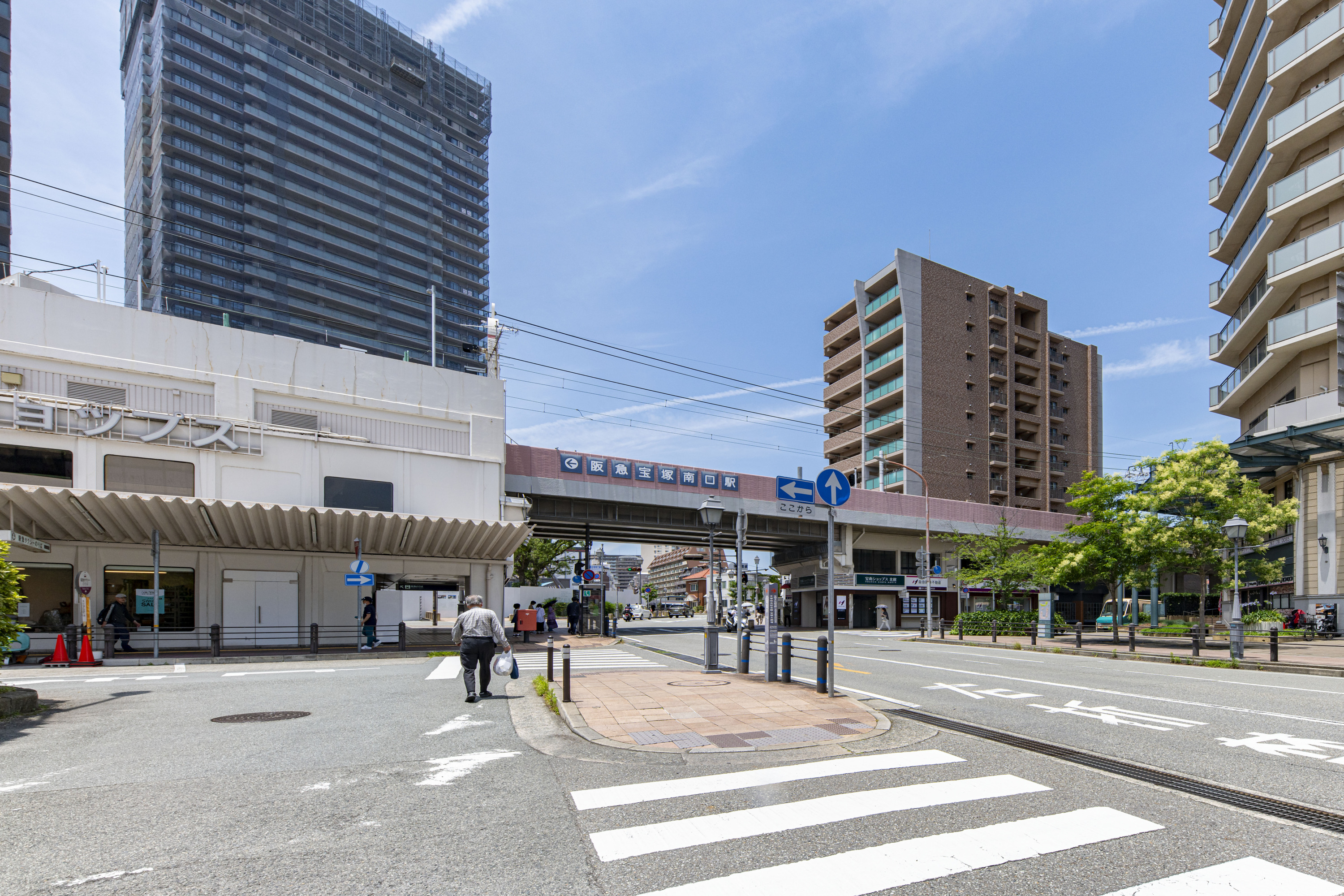 阪急今津線「宝塚南口」駅（約700m）