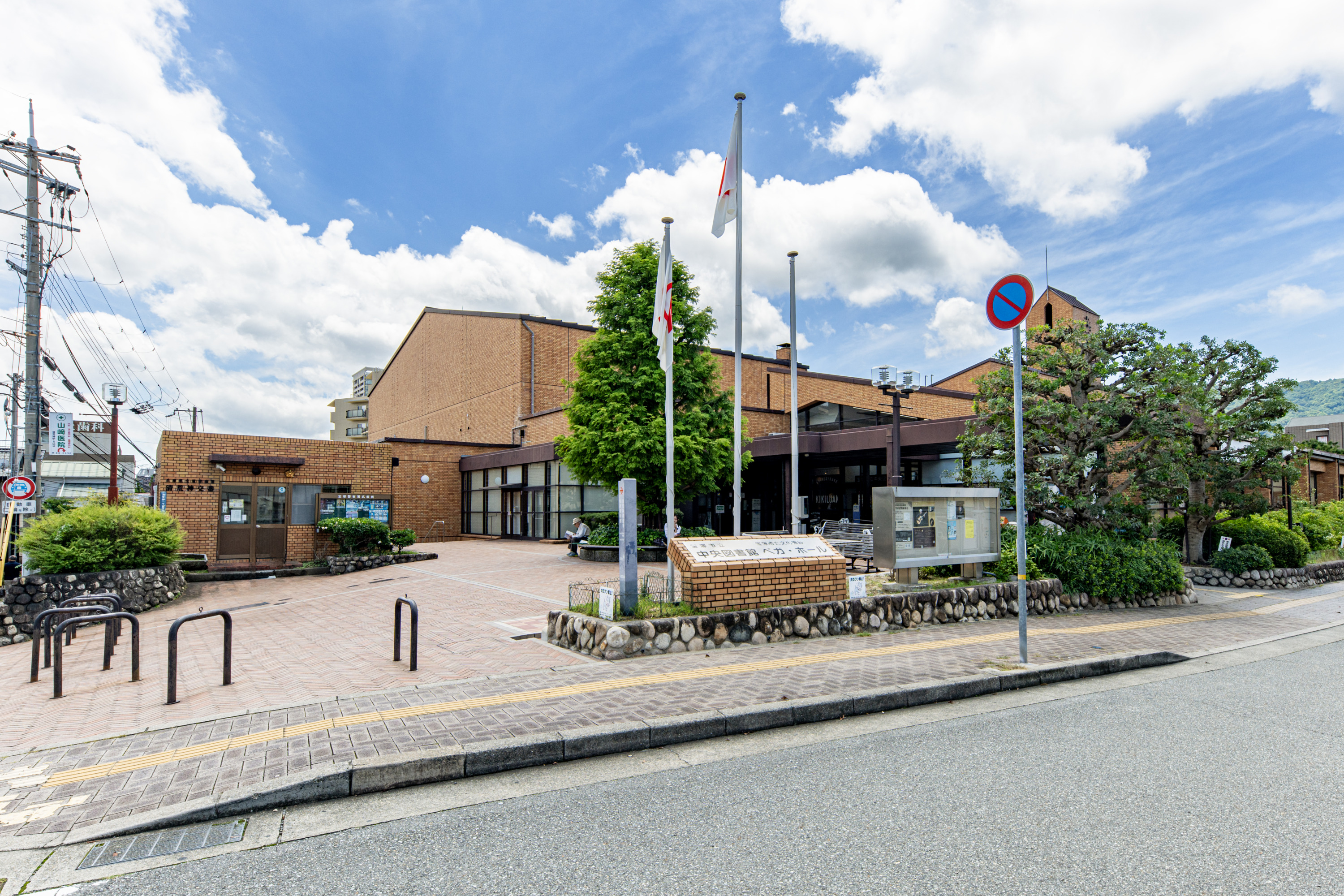 宝塚市立中央図書館（約2000m）
