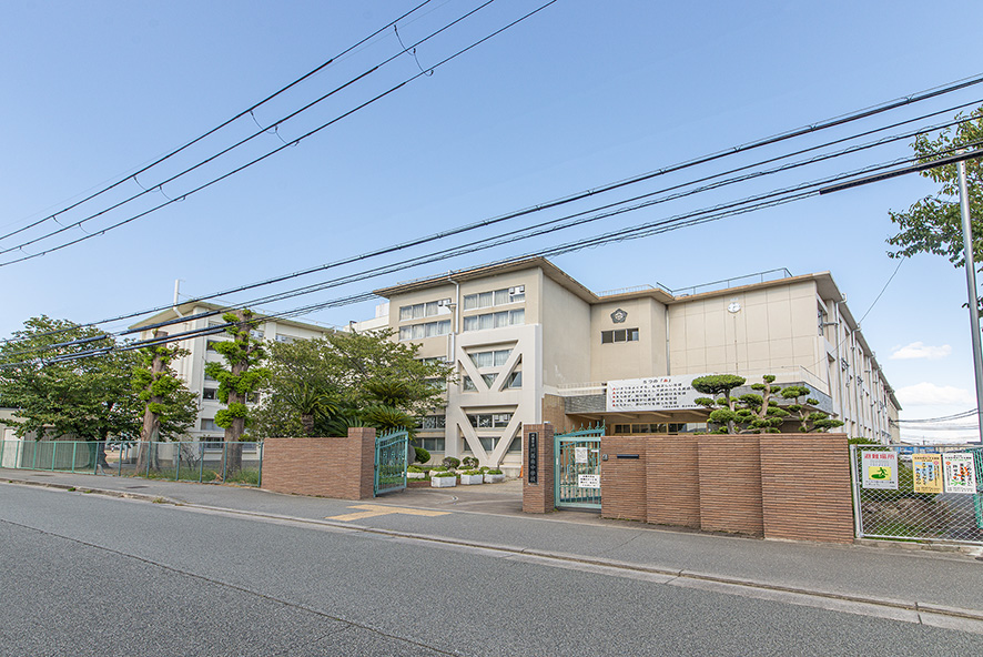 川西南中学校（約1050m）