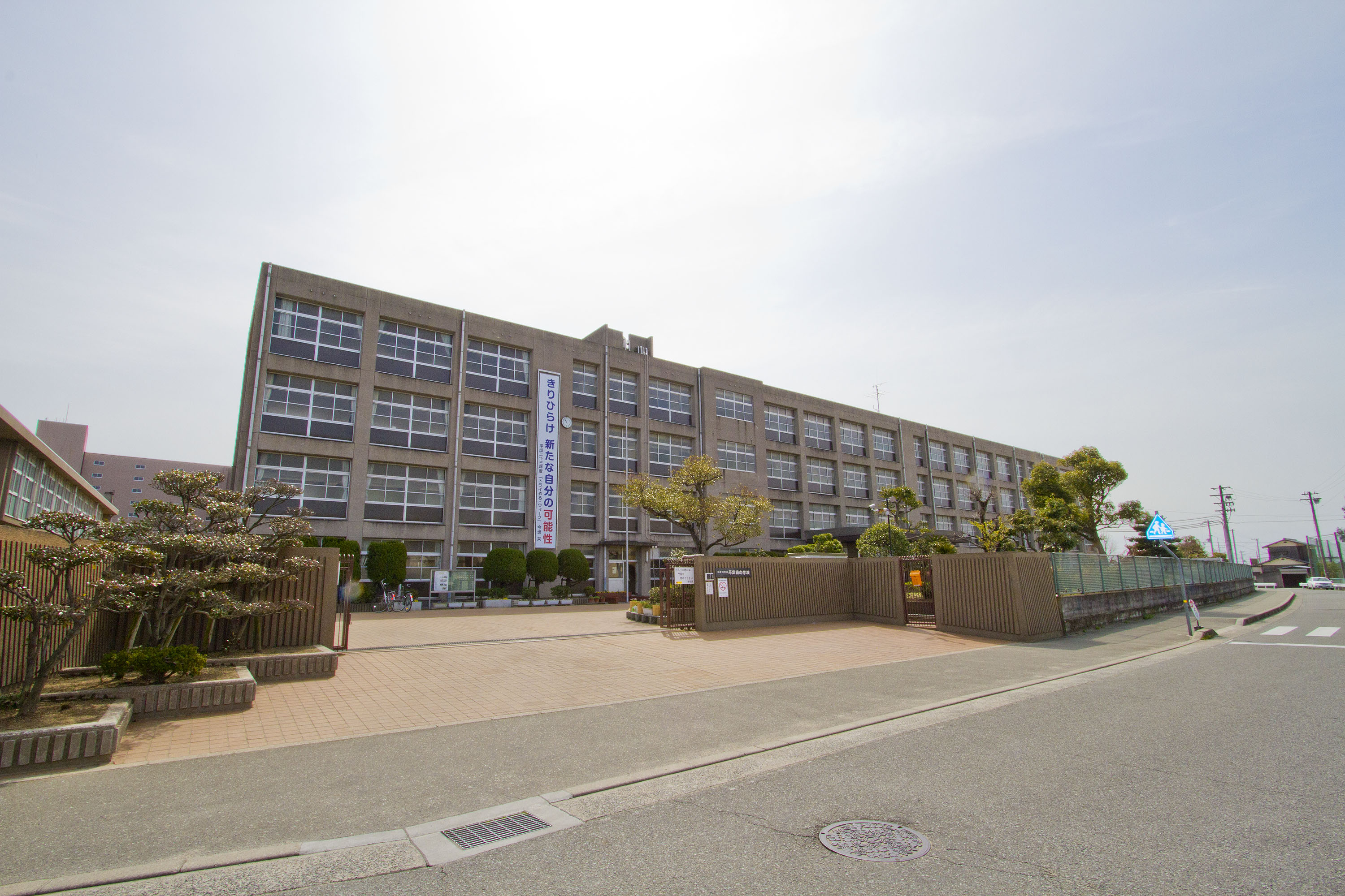 平岡南中学校・・・徒歩約12分～15分