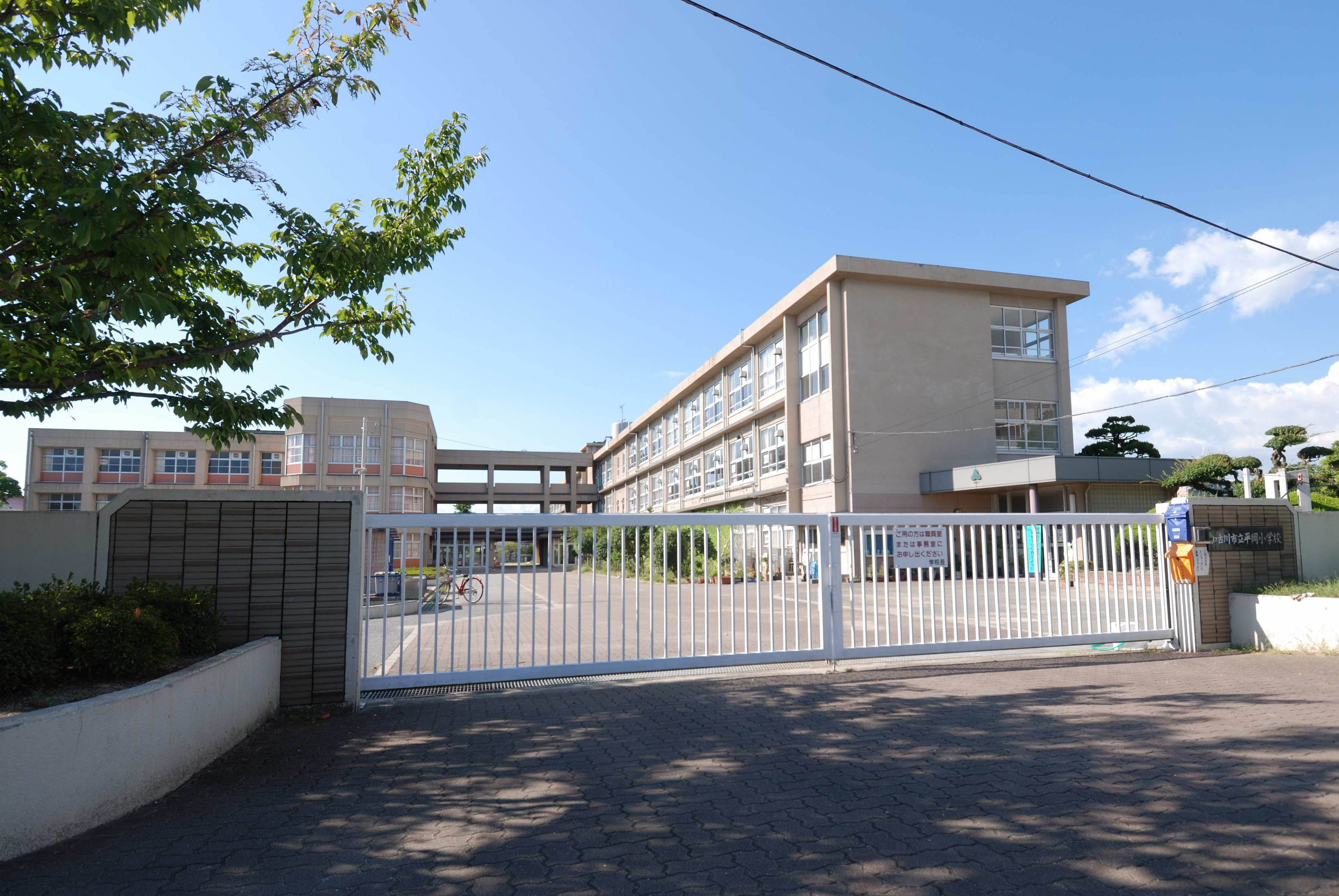 平岡小学校
