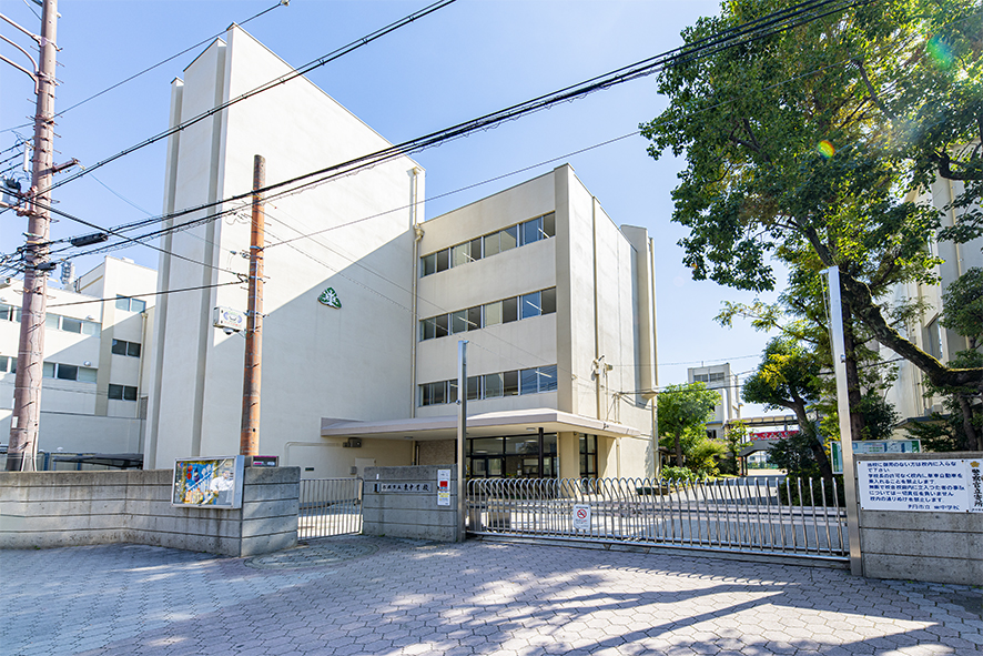 東中学校（約500m）
