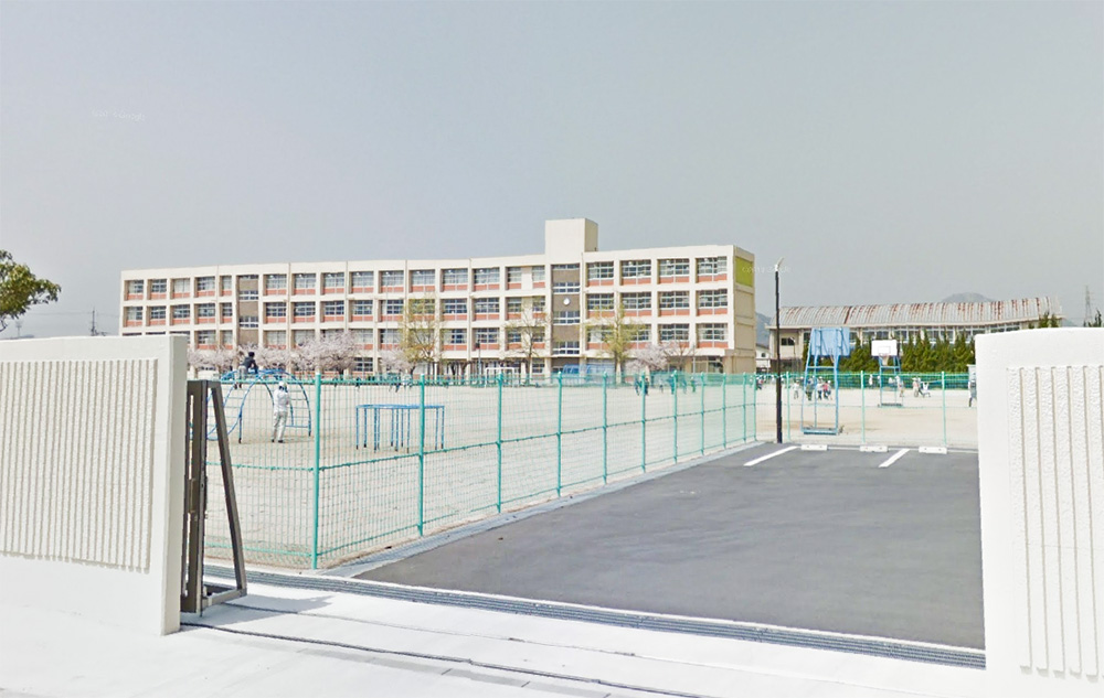 東神吉南小学校・・・徒歩約17分(1300～1350ｍ)