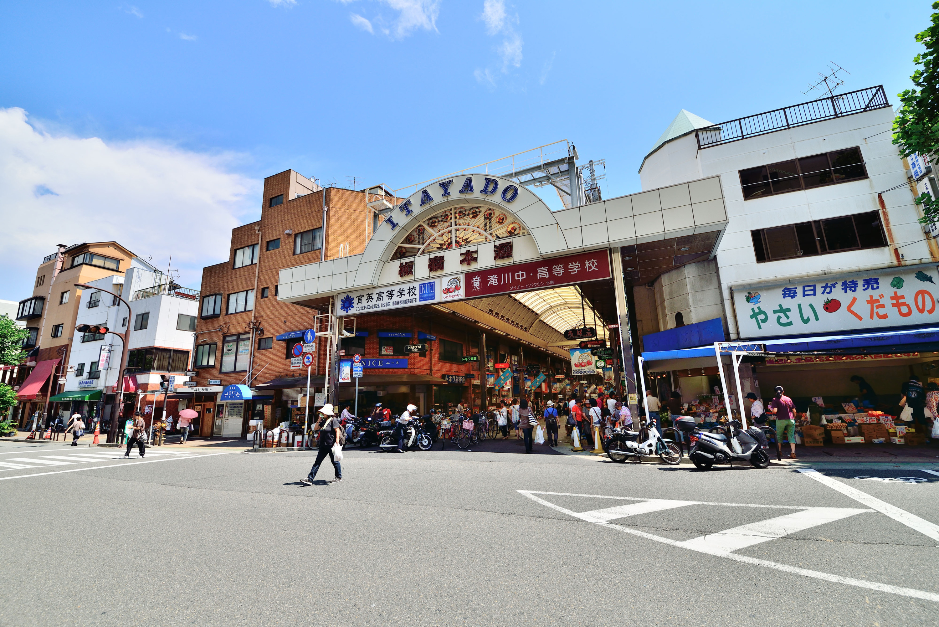 板宿本通商店街（約800m）