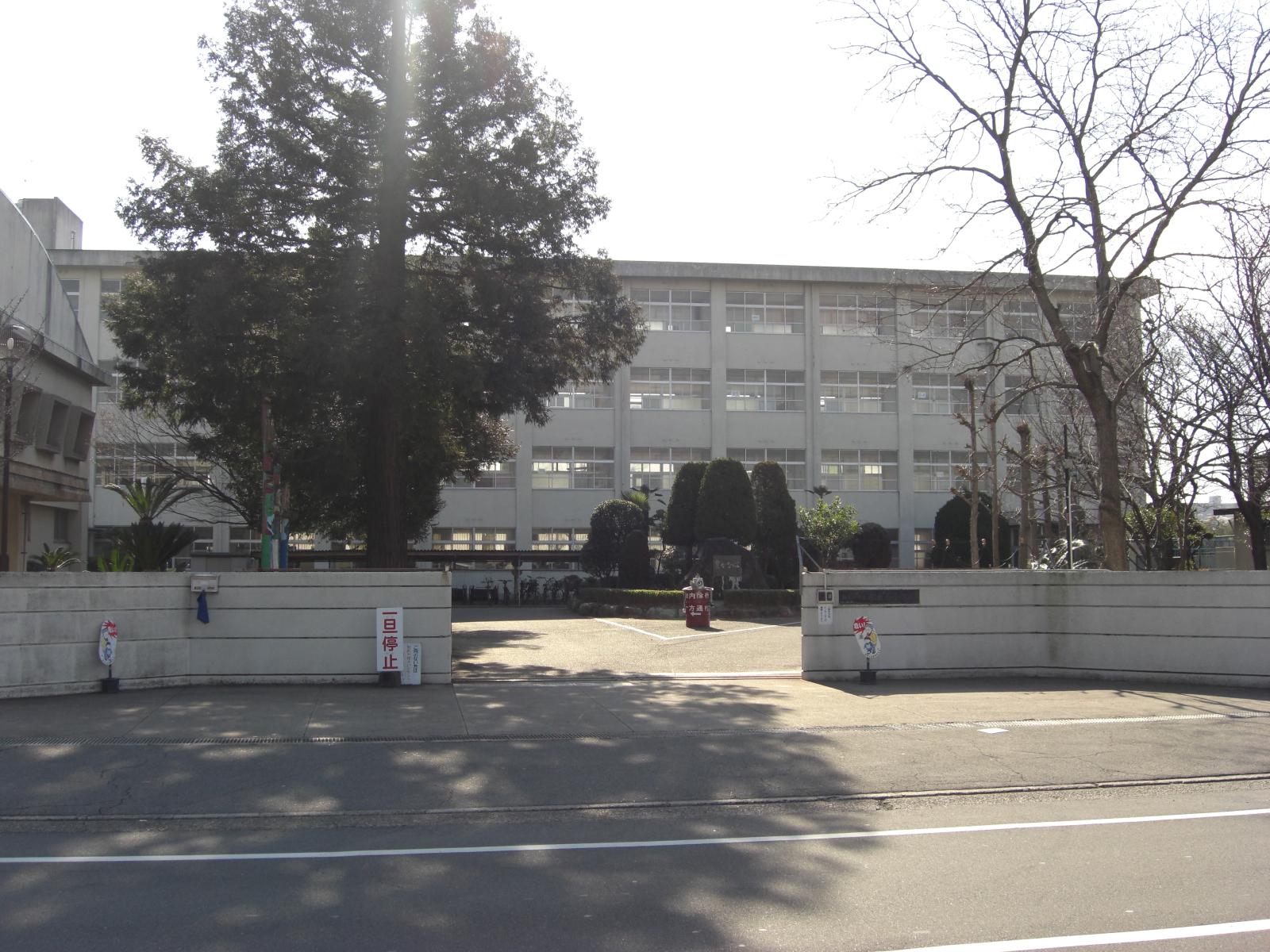 氷丘南小学校・・・徒歩約15分(1200ｍ)