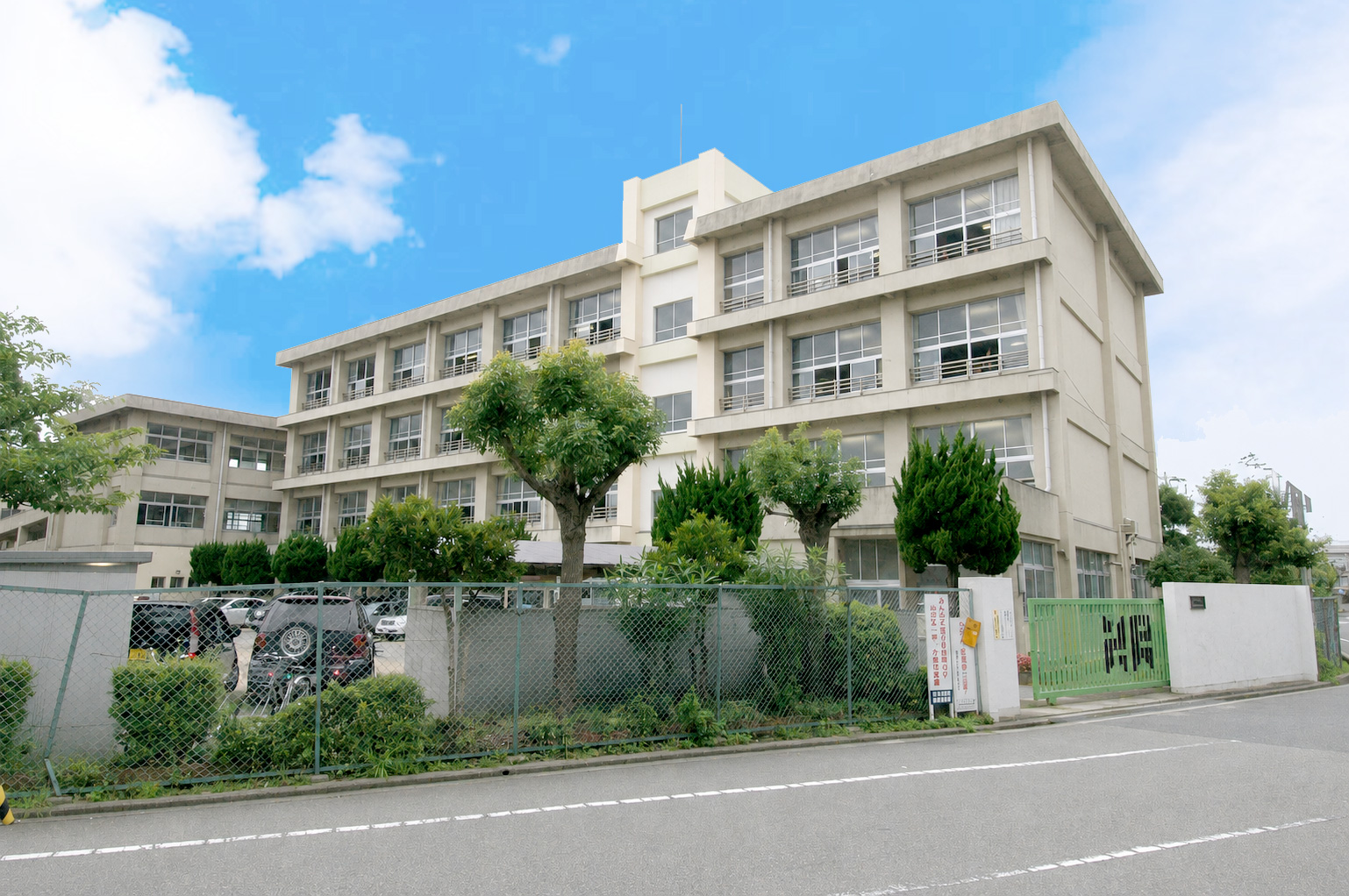 沢池小学校　徒歩約7～8分