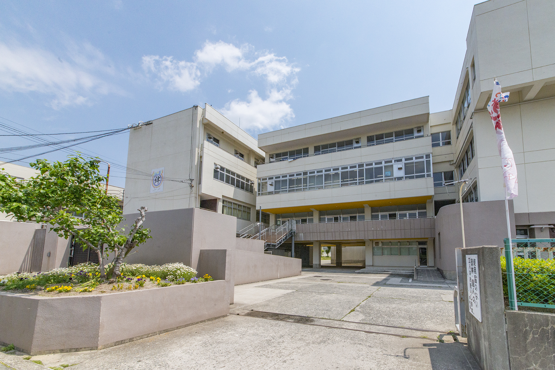 第二中学校（約800m）