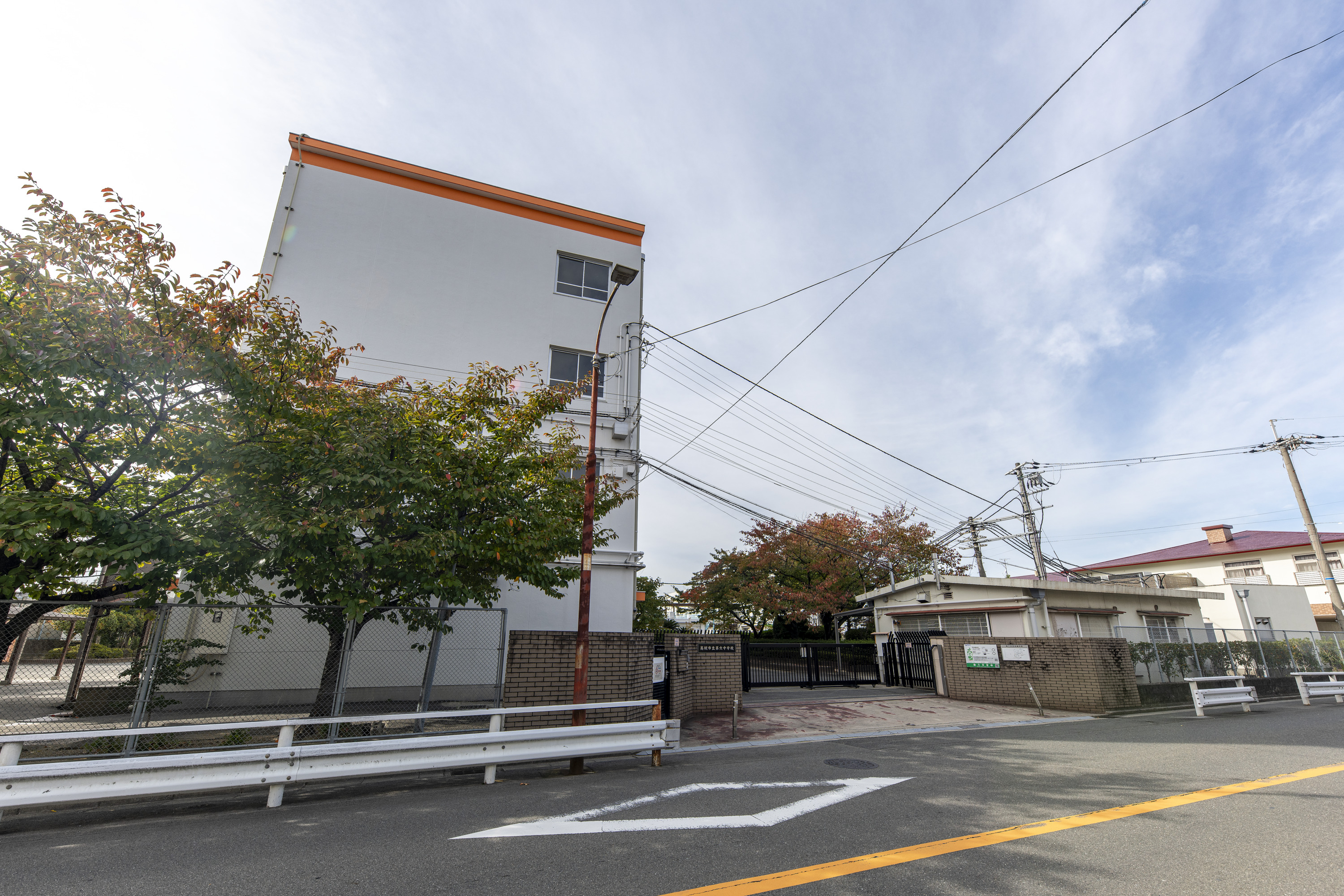 市立第六中学校（約1000ｍ）