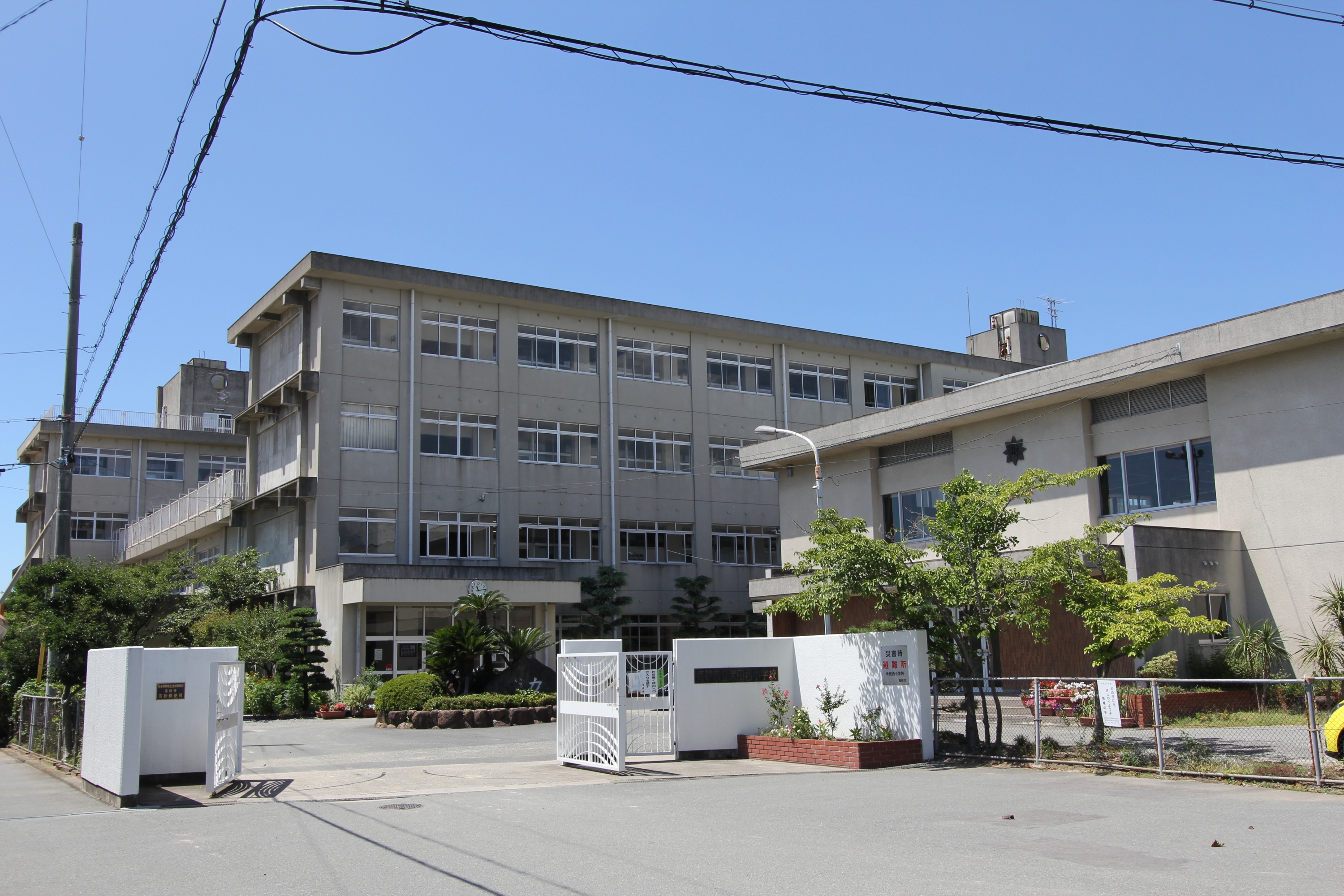 米田西小学校・・・徒歩約4～5分(約300～350ｍ)