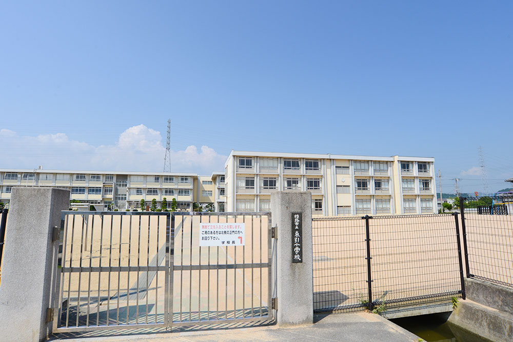 糸引小学校／徒歩約7分