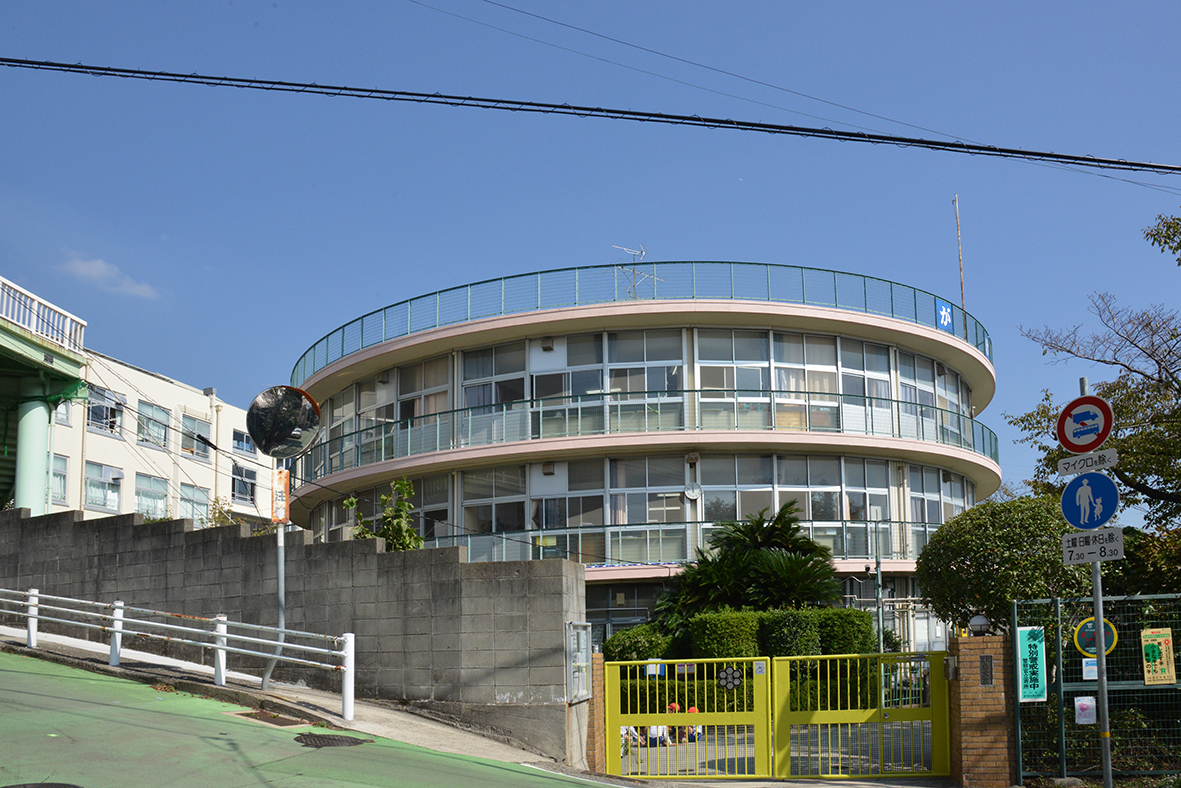 美野丘小学校（約550ｍ）