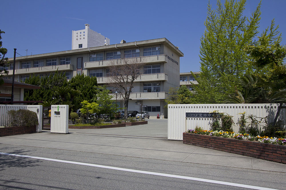 荒井中学校・・・徒歩約17分(約1300ｍ)