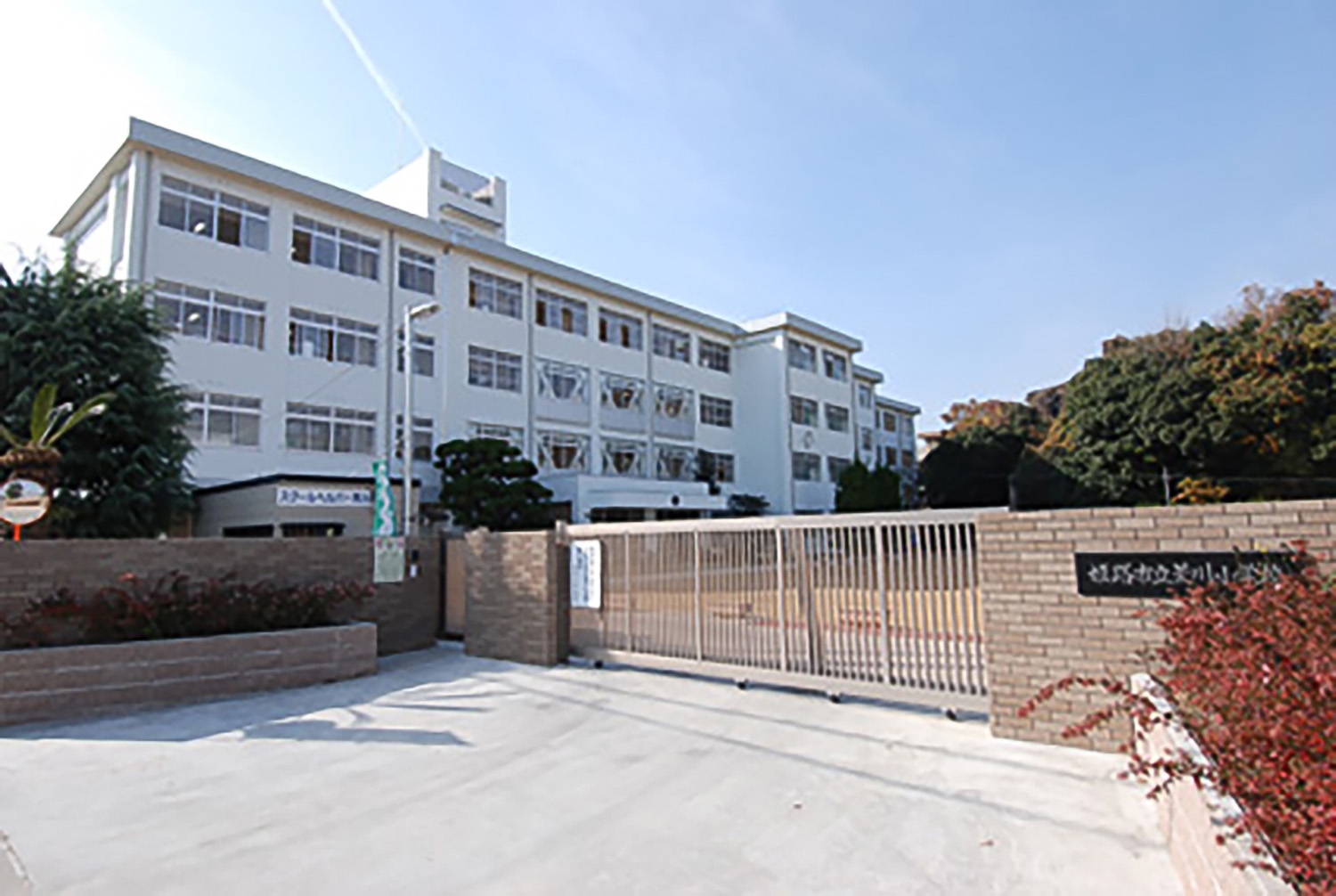 荒川小学校／徒歩約15分