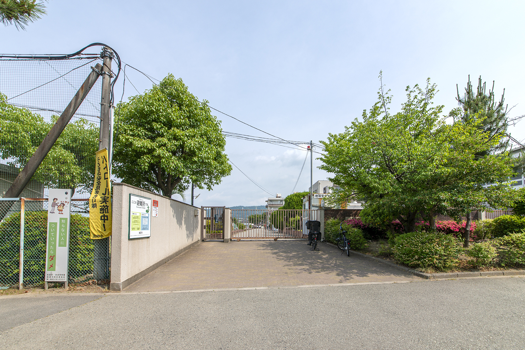 西南小学校（約550m）