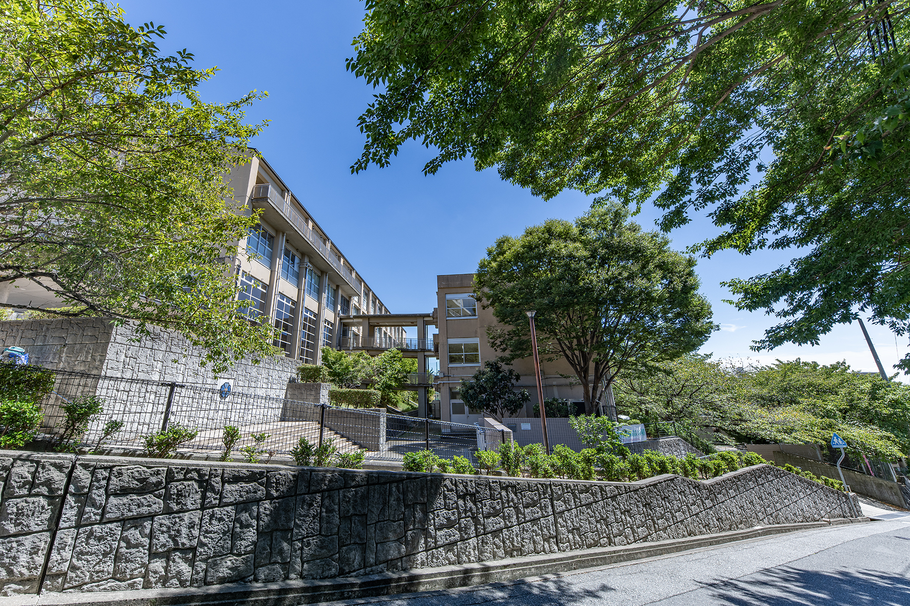 上ヶ原中学校（約1900m）