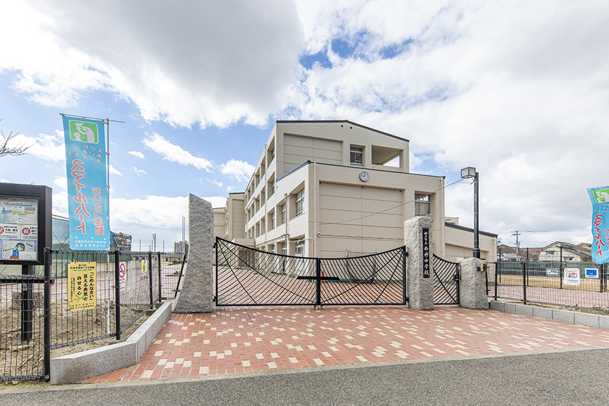 西神中学校（約450ｍ）