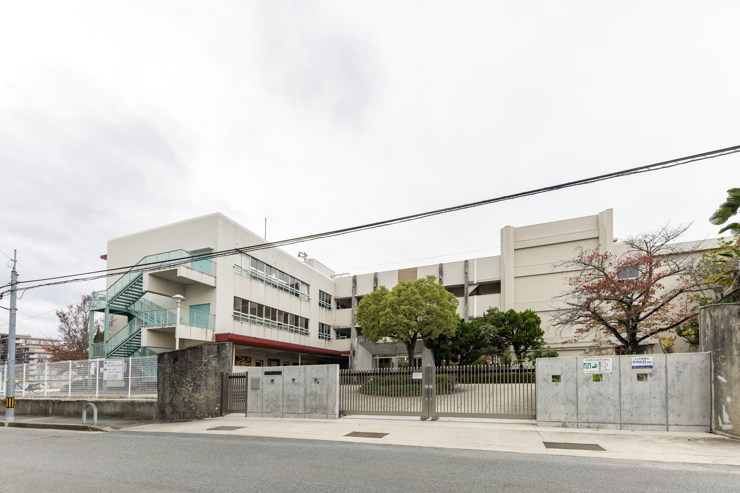 茨木市立豊川中学校（約1100m）