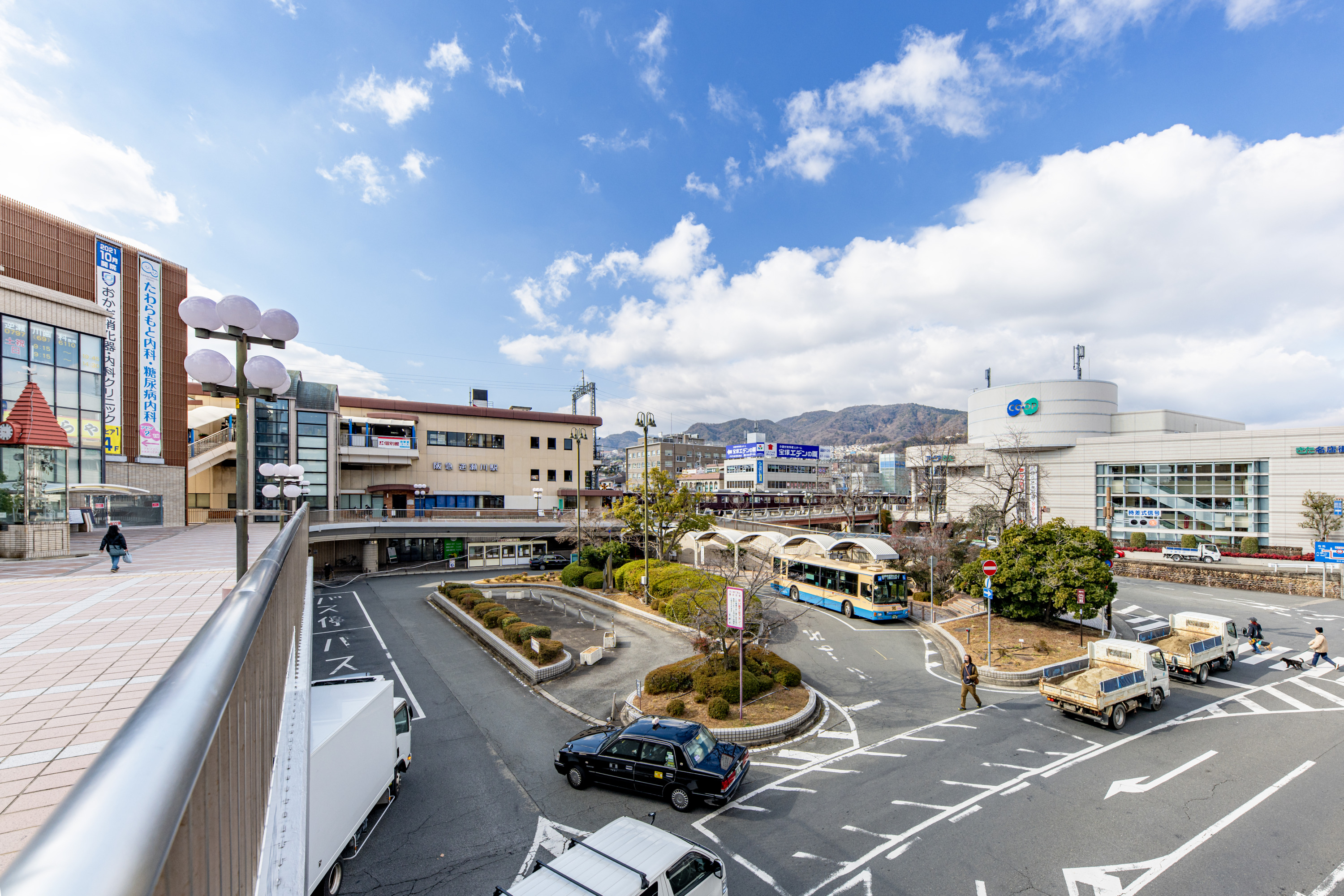 阪急今津線「逆瀬川」駅（約750m）