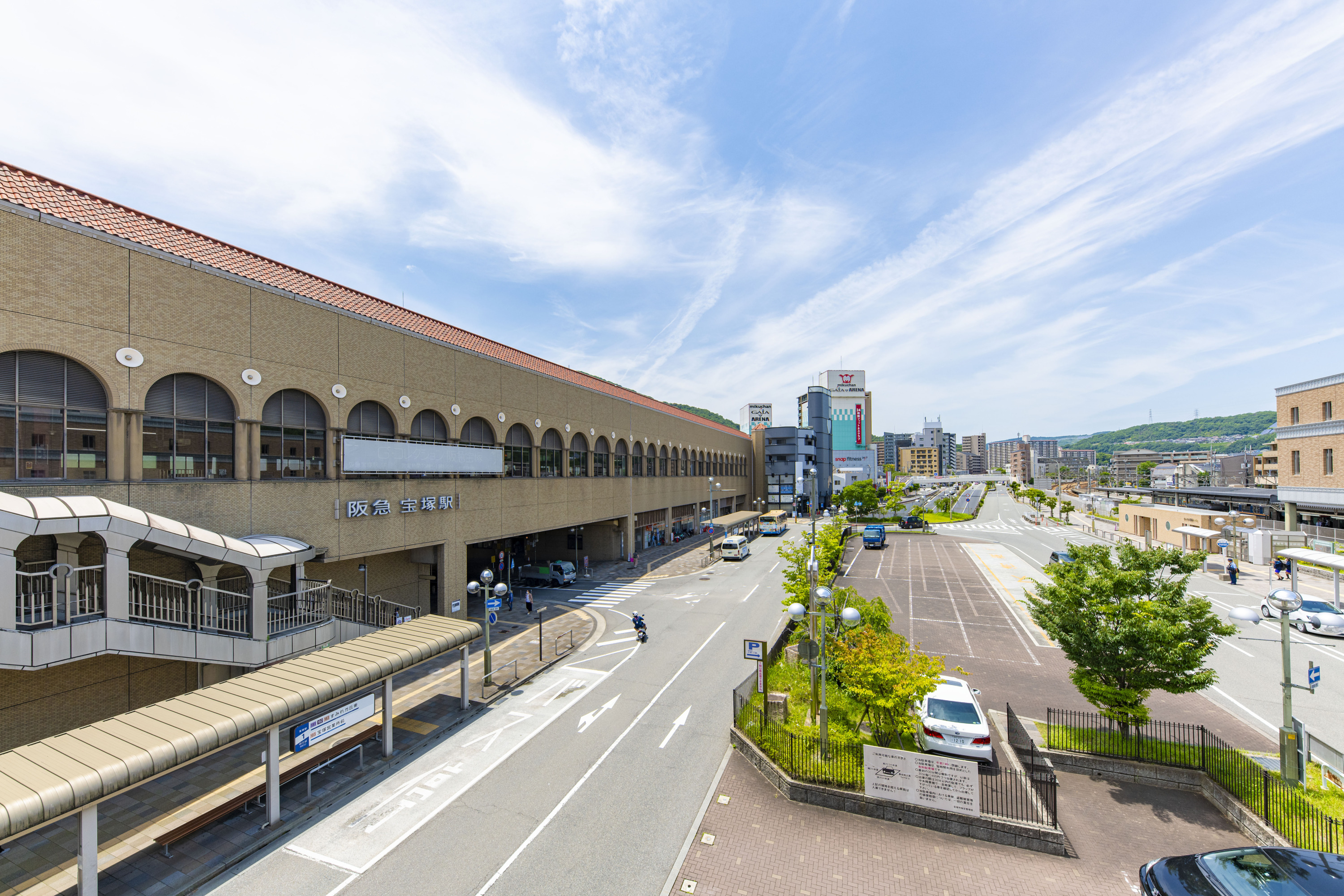 阪急今津線「宝塚南口」駅（約290m）