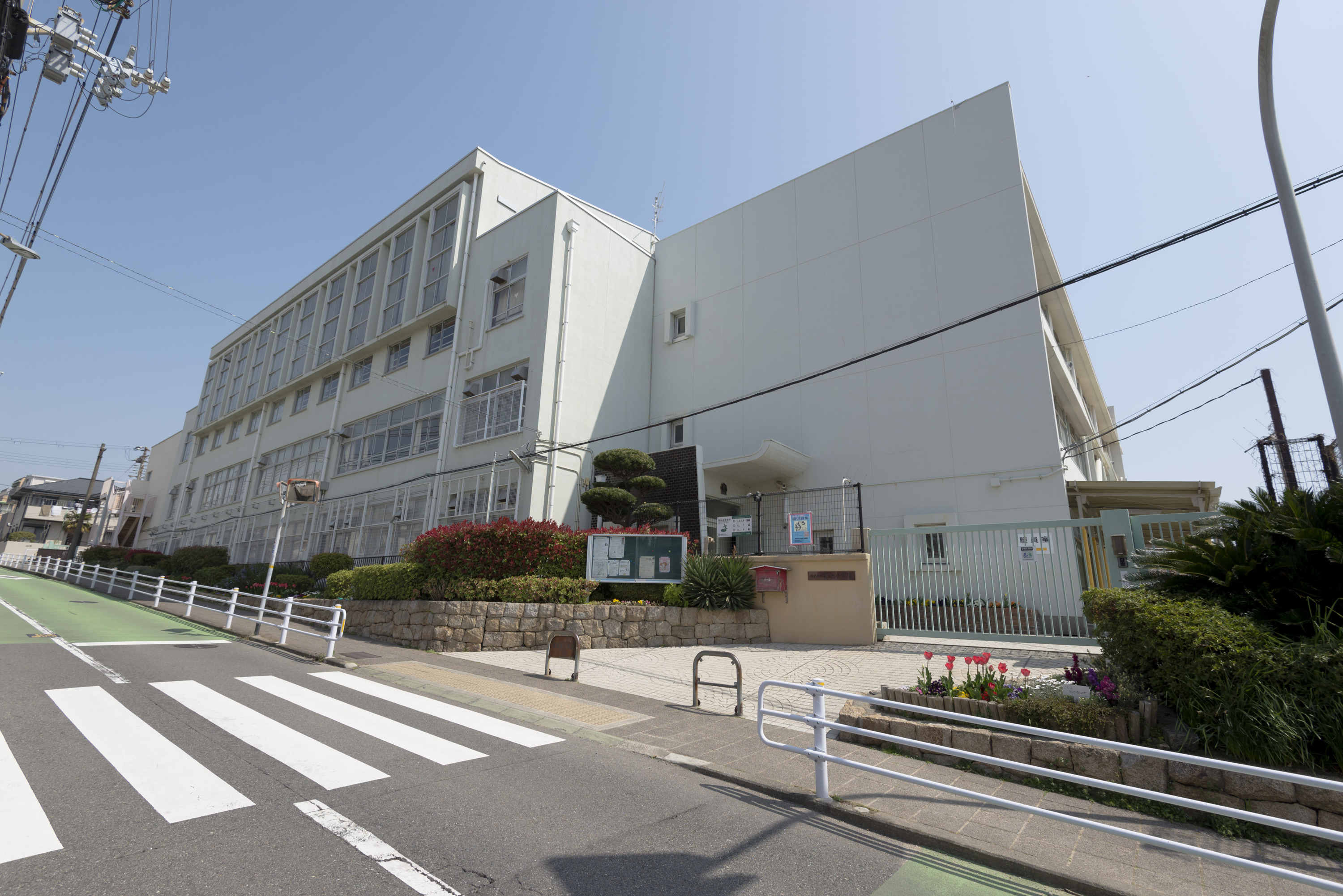 霞ケ丘小学校（約850～915ｍ）