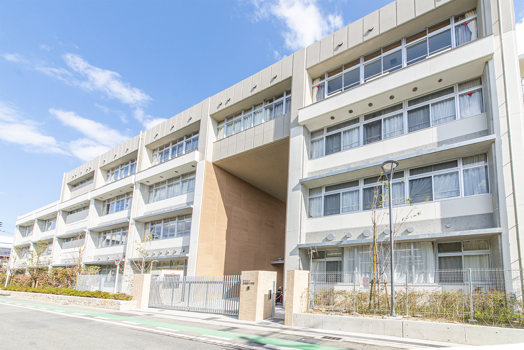 香櫨園小学校（約850m）
